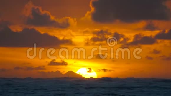 海浪上的戏剧性日出云视频的预览图
