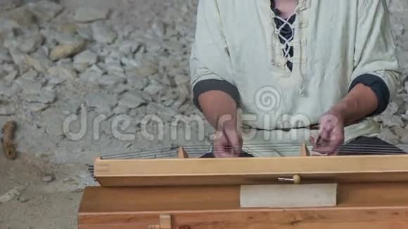 一个人用木棍在木器上视频的预览图