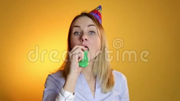 女孩在黄色背景上充气气球视频的预览图