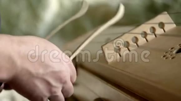 人类用历史木制乐器创作音乐视频的预览图