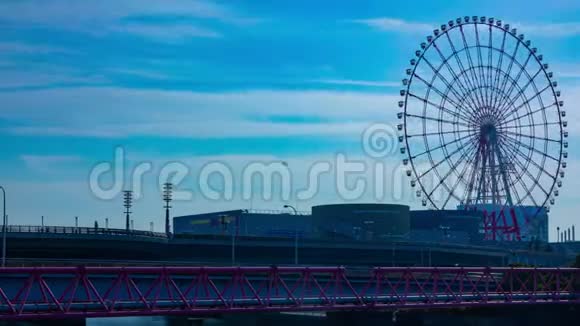 摩天轮在蓝天后面的小田坝东京时间间隔大射视频的预览图