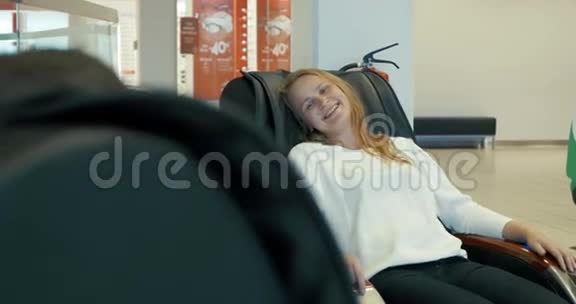 年轻女子在专用扶手椅上享受按摩视频的预览图