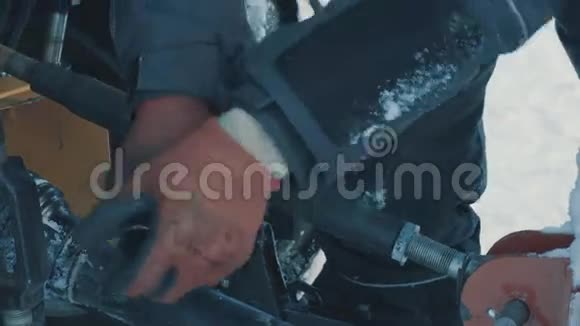 工人的手设置拖拉机的附件视频的预览图