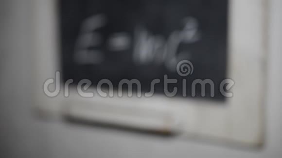 在石板上写粉笔的爱因斯坦公式视频的预览图