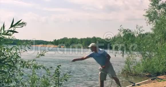快乐的父子在钓鱼爸爸和儿子在早上钓鱼家庭幸福视频的预览图