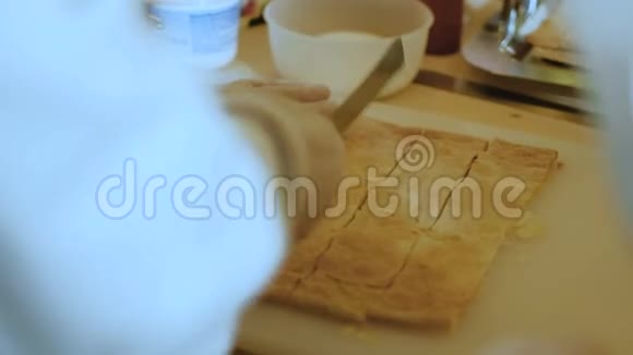 厨师把膨化糕点面团切成条4k视频的预览图