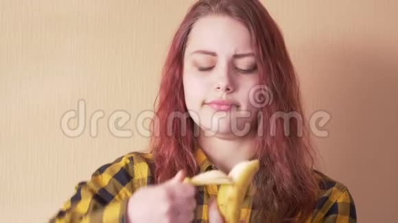 可爱的少女吃香蕉视频的预览图