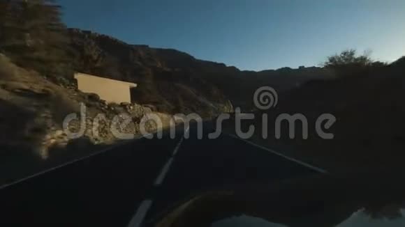 乘用车在阳光下直线行驶视频的预览图