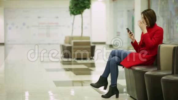 在智能手机上打字的女人视频的预览图