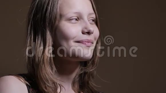 少女若有所思地坐着微笑在做梦4KUHD视频的预览图