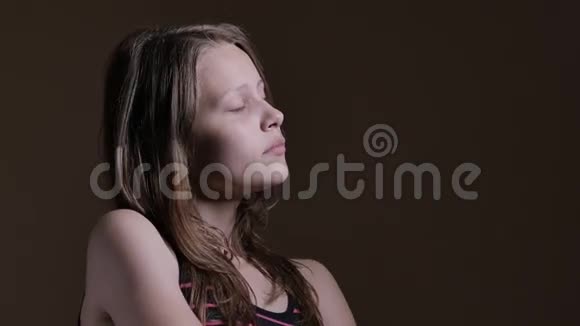 少女若有所思地坐着微笑在做梦4KUHD视频的预览图