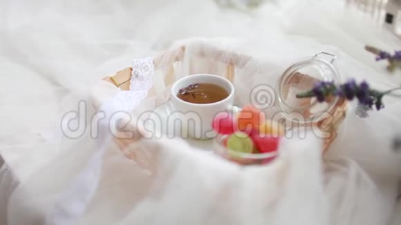 一杯茶和一个罐子里的果酱放在一辆铺着布的手推车里视频的预览图