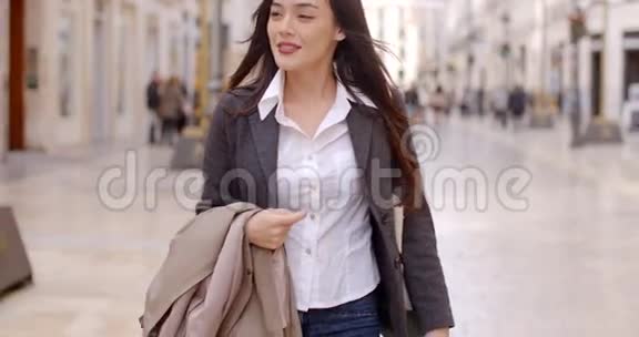 城市步行商场里的时髦女人视频的预览图