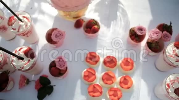 外面白色桌子上的甜小吃鸡尾酒草莓视频的预览图