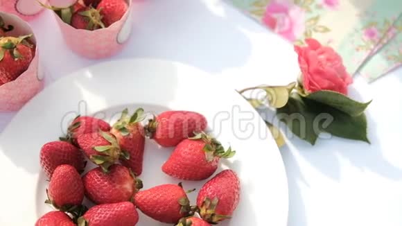 室内餐桌上白色盘子上的草莓浆果视频的预览图