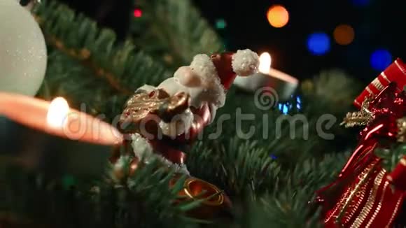 圣诞老人和花环的圣诞装饰品视频的预览图
