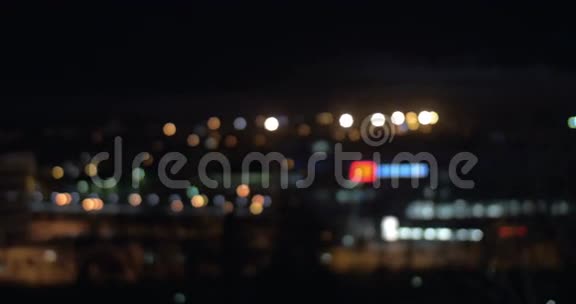 用平板电脑拍摄夜城照片视频的预览图