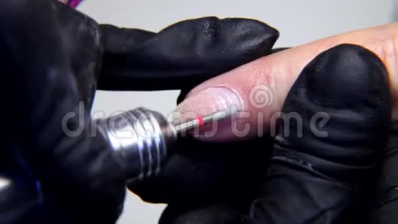 使用电动指甲钻机进行指甲角质和指甲抛光的特写视频的预览图