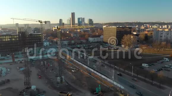 维尔纽斯市建筑工地的鸟瞰图视频的预览图
