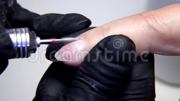 使用电动指甲钻机进行指甲角质和指甲抛光的特写视频的预览图