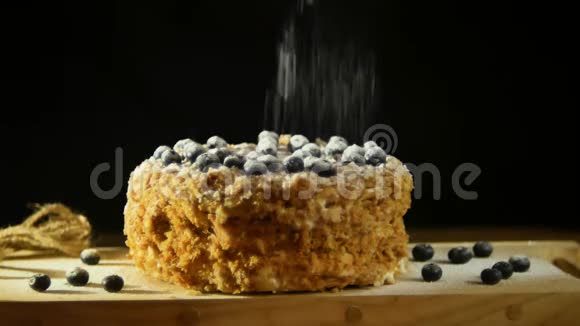 一个面包师用糖釉粉在美味可口的膨化甜点上撒满了蓝莓速度很慢视频的预览图