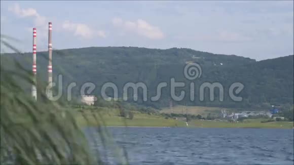 夏天有大风的米拉达湖视频的预览图