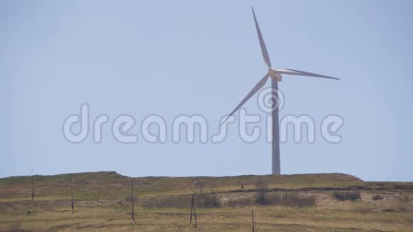 山区的风电场视频的预览图