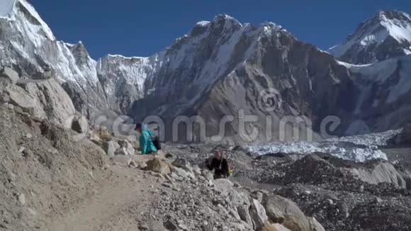 女游客去喜马拉雅山的小径视频的预览图