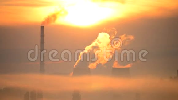 城市景观城市景观工厂和大型管道在日出阳光下吸烟视频的预览图