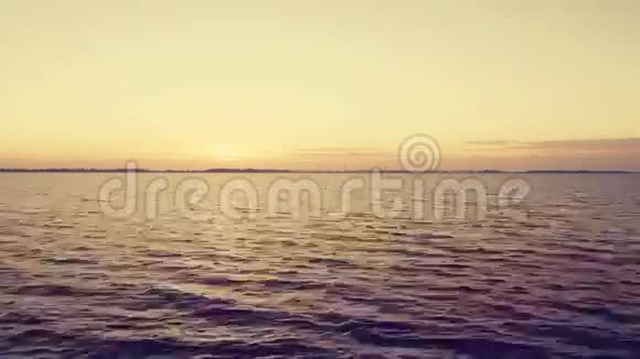 日出覆盖光滑的波浪海时间流逝视频的预览图