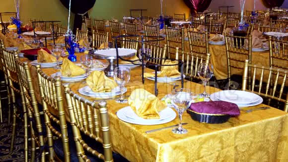 餐厅的豪华宴会摆台背景模糊的bokeh提供银器茶点和套餐服务视频的预览图