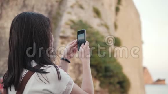 勇女用智能手机拍照时尚的夏日旅行女性与电话户外在欧洲城市老城区视频的预览图