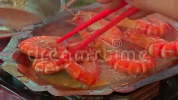 大锅热油炸红虾特写视频的预览图