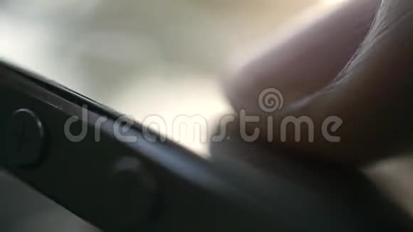 男人拇指敲击智能手机的触摸屏浏览选项列表浅自由度宏视频视频的预览图