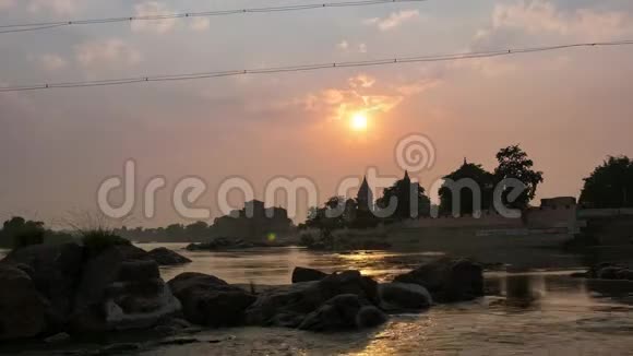 时间流逝在乌查宫印度教寺庙时的城市景观中央邦视频的预览图