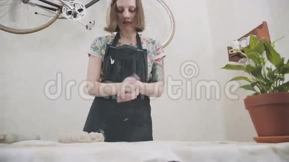 时尚工作室ceramist女陶工卷泥视频的预览图
