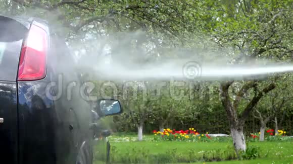 在花园里用强力喷水冲洗汽车视频的预览图