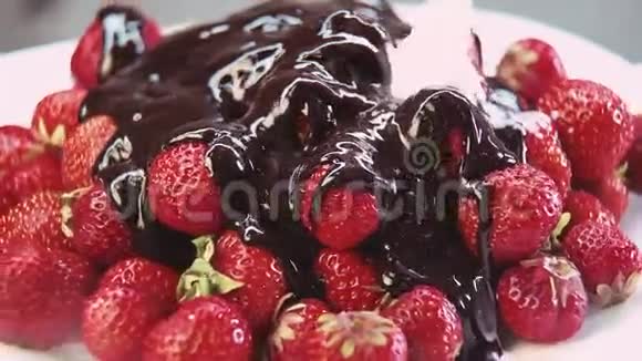 巧克力和鲜奶油中的草莓视频的预览图