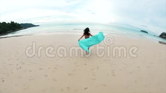 一个沿着大海奔跑的女孩自由的概念视频的预览图