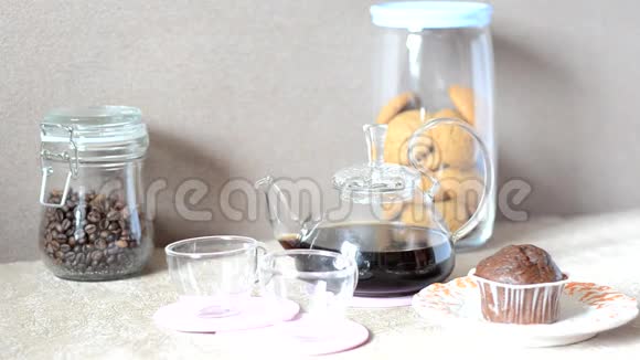 巧克力块块糖放在盘子里上面有肉桂和八角在一张有服务的桌子上杯咖啡饼干视频的预览图