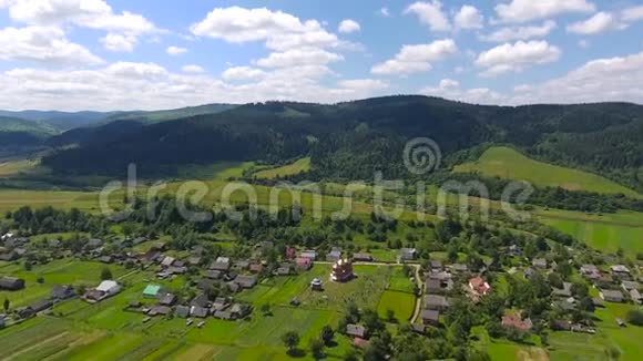 空中射击房屋和废墟空中飞越乌克兰乡村的拍摄地视频的预览图