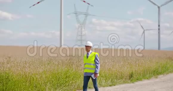 能源工程师工作的数字平板电脑再次风车农场视频的预览图