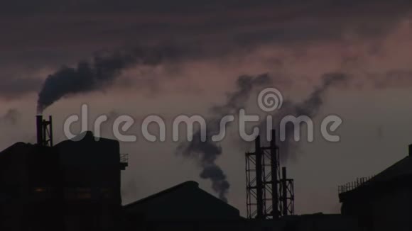 晚上在电站剪影烟雾从烟囱里冒出来视频的预览图