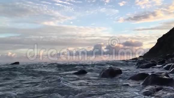 太阳升起在纳帕利海岸附近的Polihale海滩考艾岛夏威夷尼霍岛在地平线视频的预览图