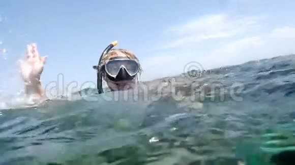 浮潜中的女人从海里送问候视频的预览图