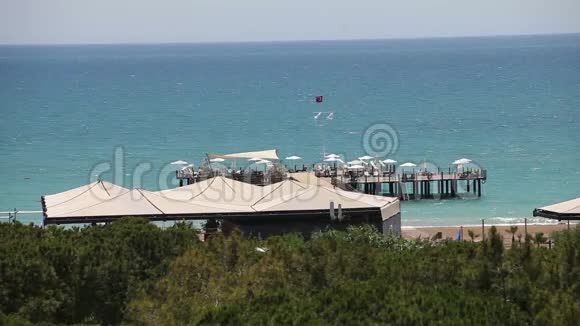 土耳其西南部绿松石海岸马尔马里斯地区的碧蓝大海和海滩度假胜地的鸟瞰图视频的预览图