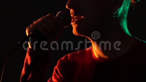嬉皮士在舞台上抽烟唱歌视频的预览图