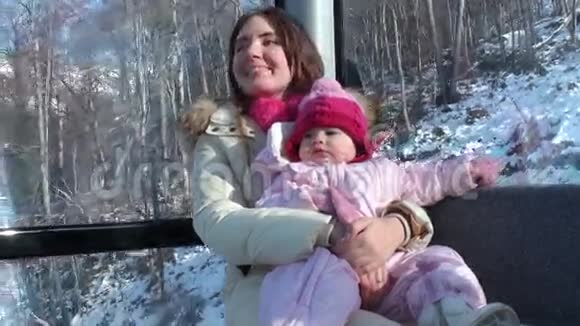年轻的母亲和她的小女儿骑着车视频的预览图