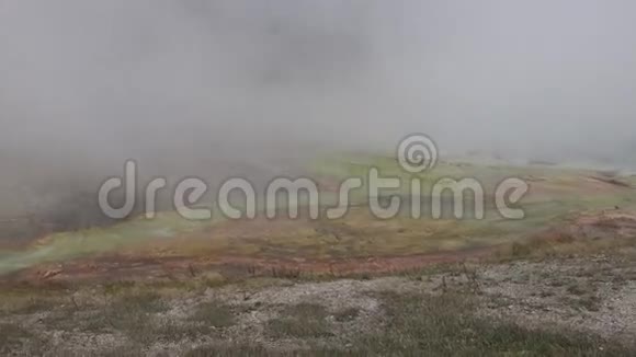 黄石国家公园4k自然景观拍摄的老热间歇泉蒸汽视频的预览图