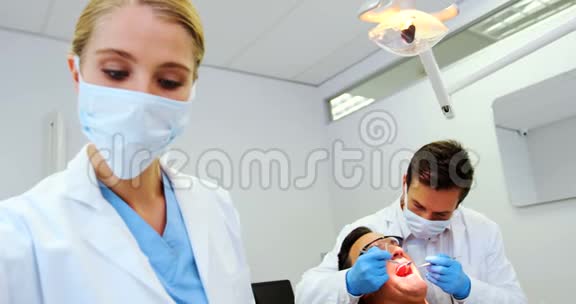 给男性病人麻醉的牙医视频的预览图